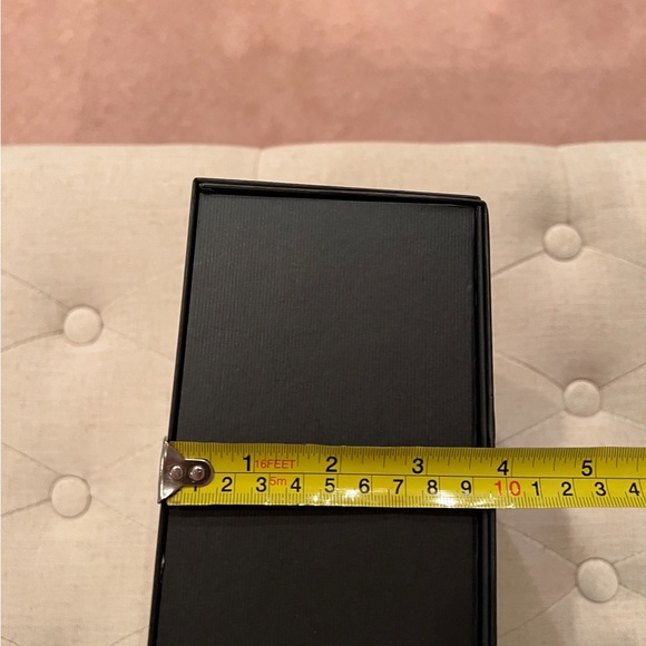 New Gucci Gift Box - Picture 2 of 16